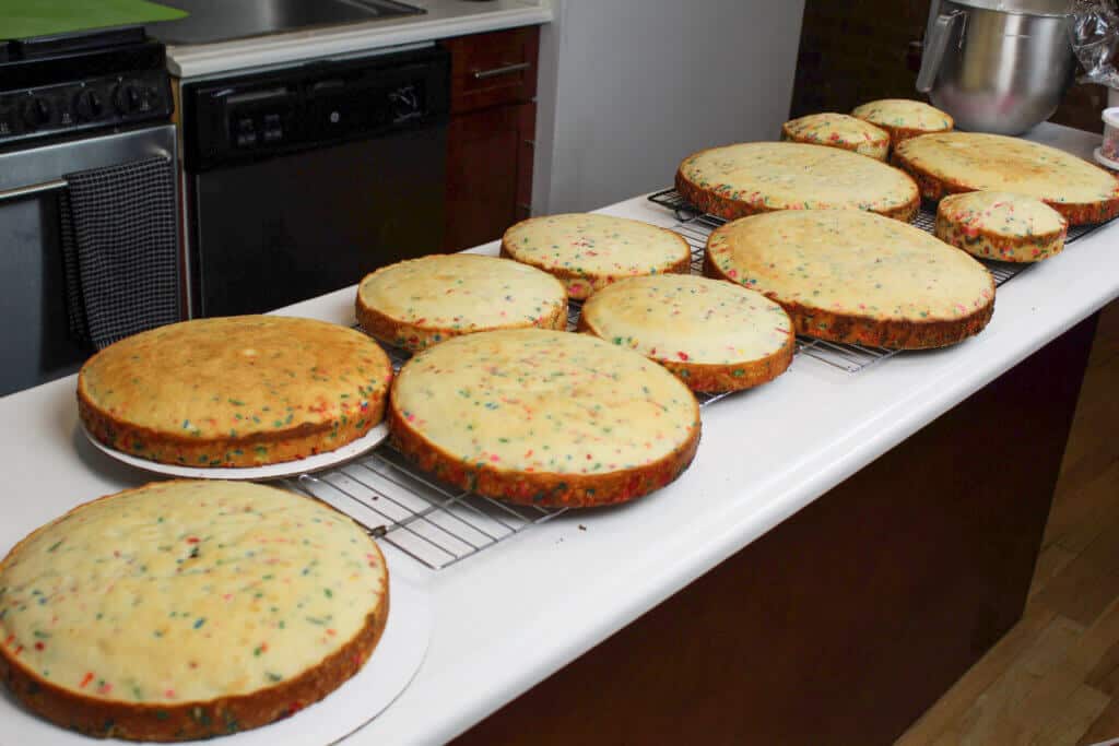 我的Funfetti婚礼蛋糕层的照片