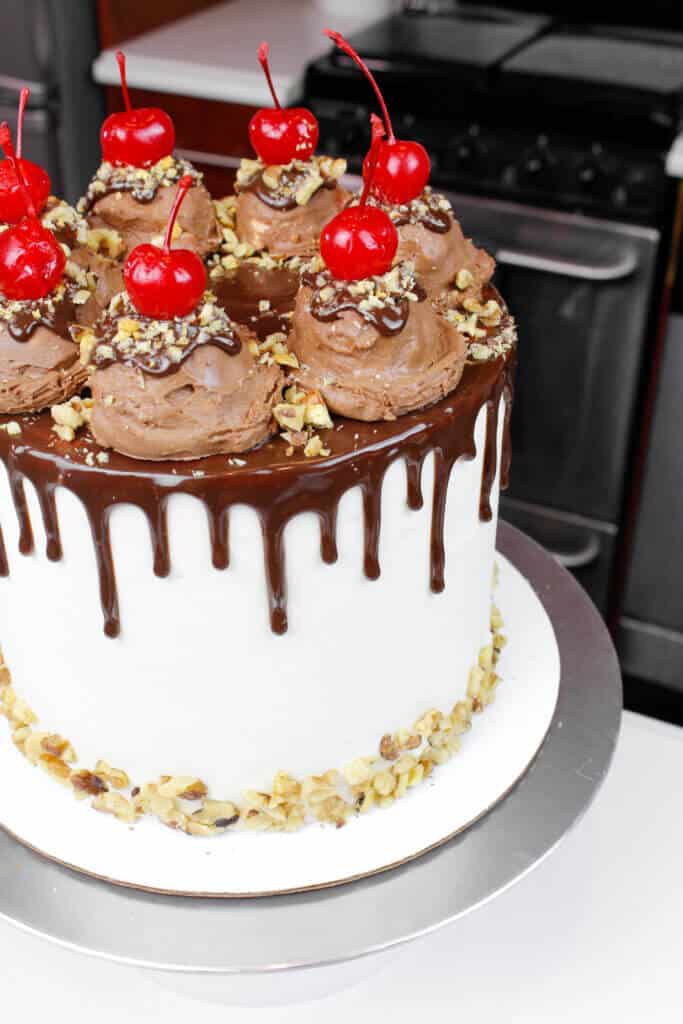 关闭岩石路冰淇淋奶油勺起来