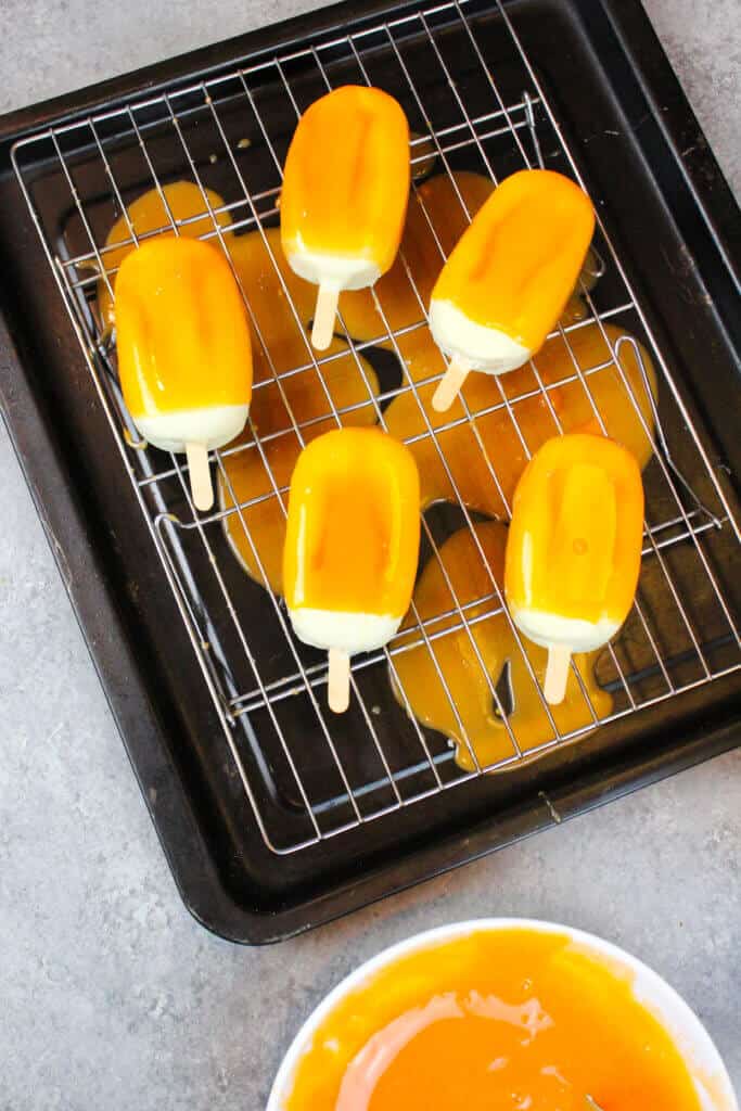 图像的橙色奶油冰棒冰糕，覆盖着橙色的镜面釉