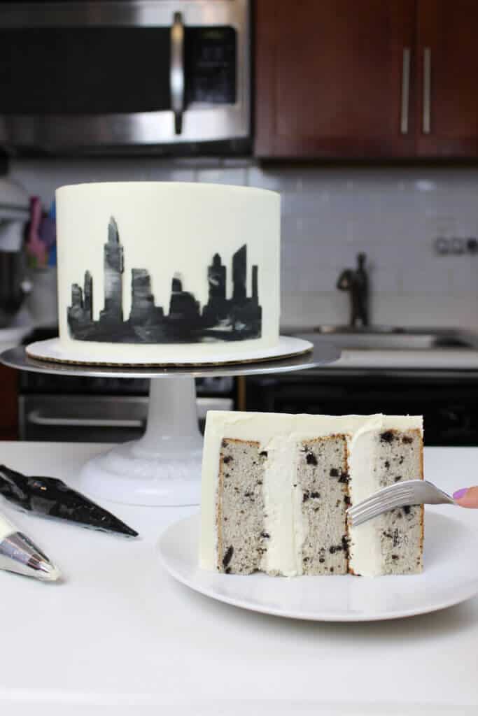 带有芝士蛋糕馅的切片蛋糕图像