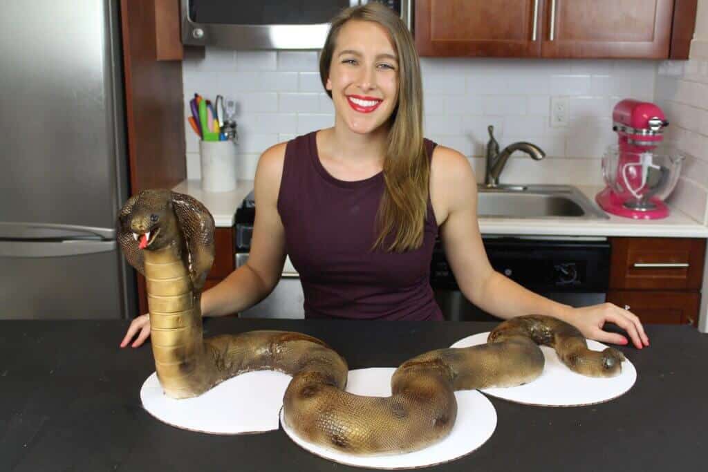 chelsey白色的frankola和巨大的眼镜蛇蛋糕的图像