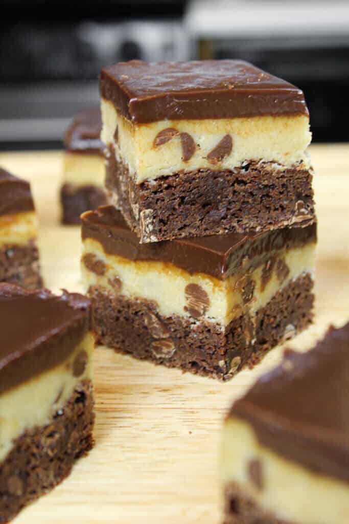 布朗尼饼干切成条的图像