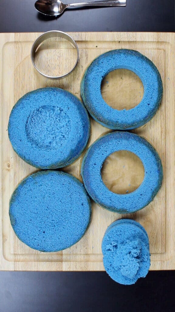 蛋糕层的图像切割为一个惊喜的内部蛋糕