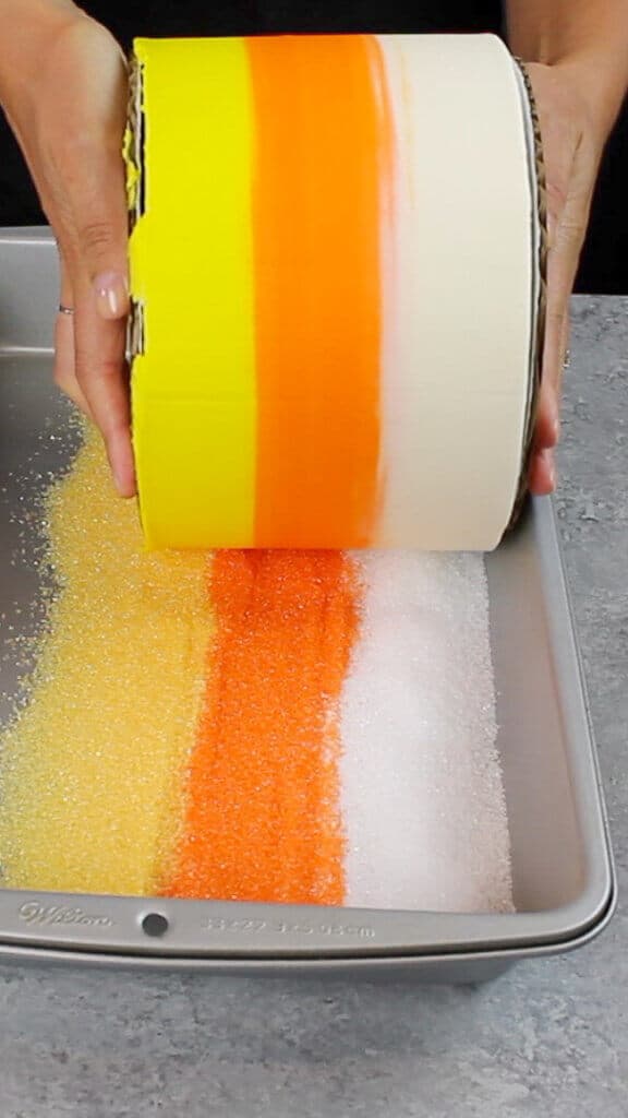 蛋糕的形象带来滚入打磨糖洒，装饰蛋糕的边