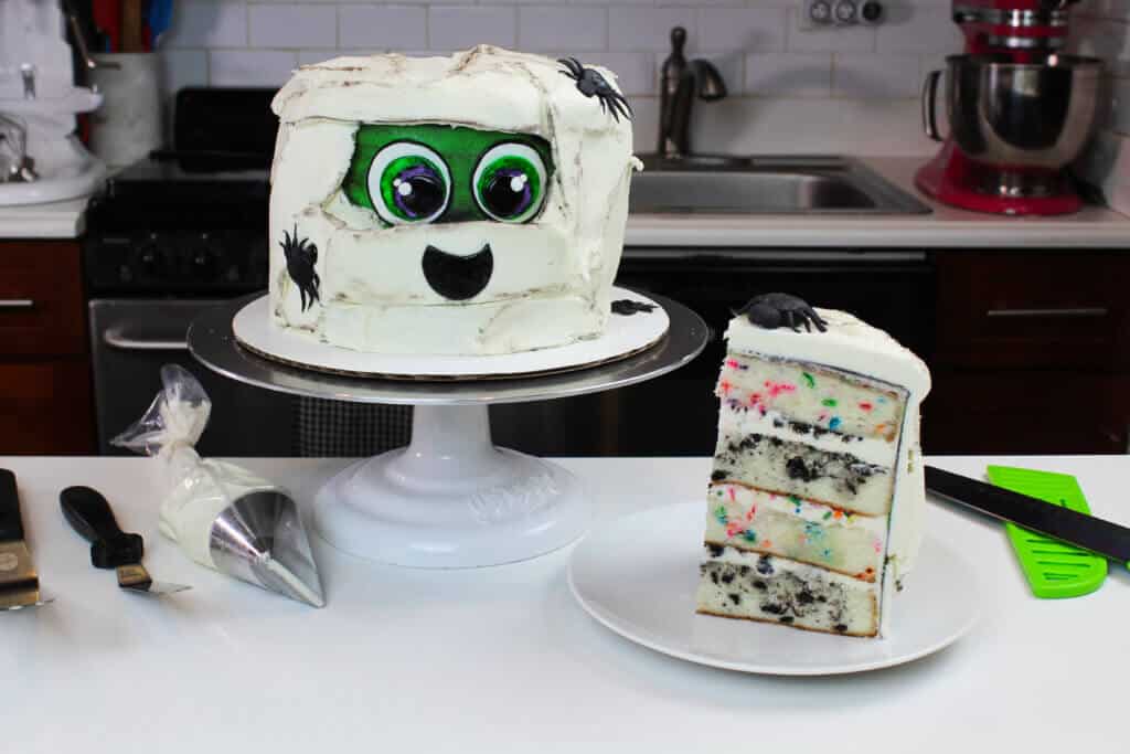 一个可爱的僵尸的形象为万圣节蛋糕