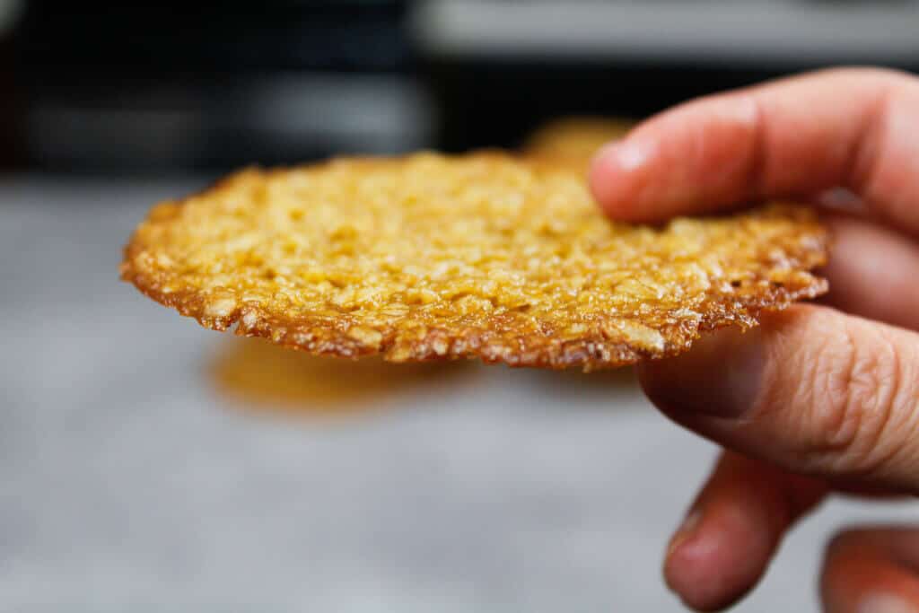 燕麦片蕾丝饼干的金黄色边缘的特写照片