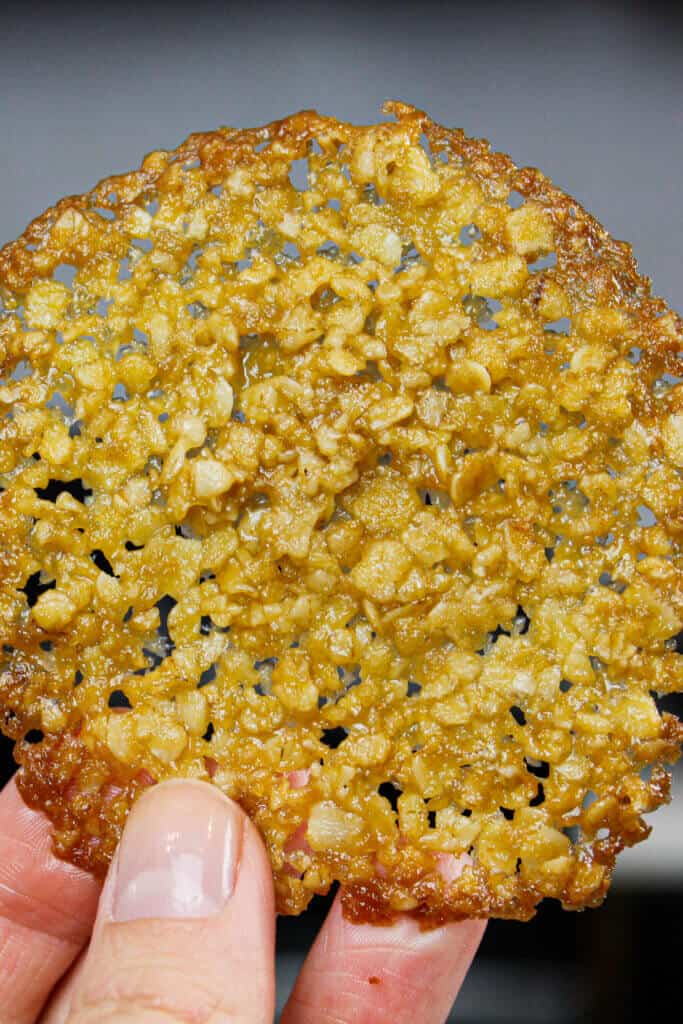 咀嚼燕麦蕾丝饼干的图像