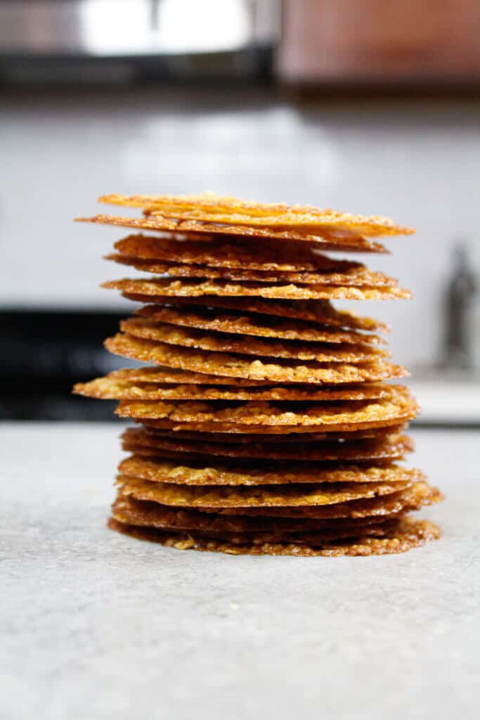 燕麦蕾丝饼干堆的照片