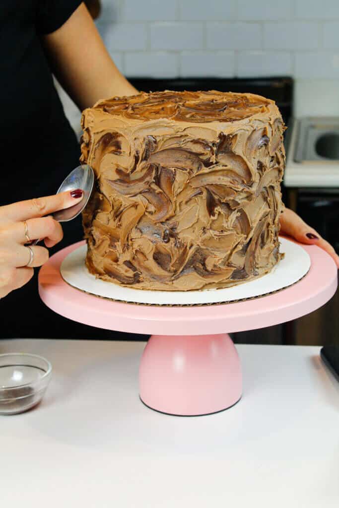 用勺子装饰蛋糕的照片