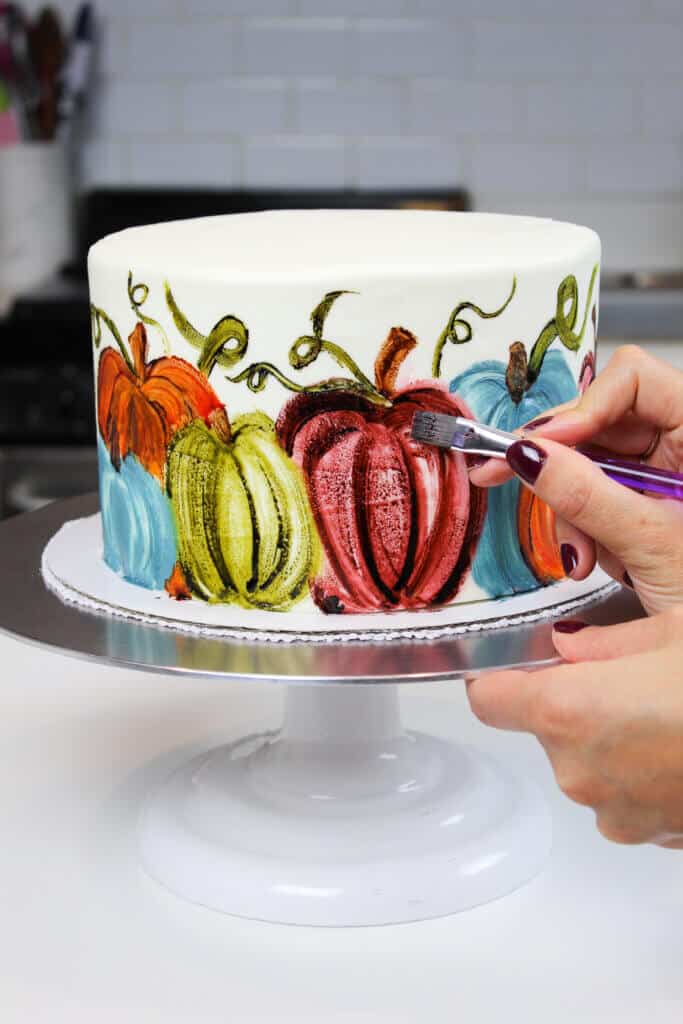 用黄油制成的南瓜蛋糕上的切尔西白色绘画的图像