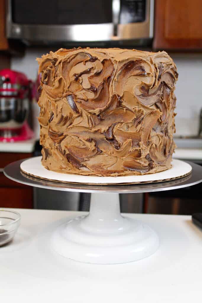 简单的黄色层蛋糕和巧克力奶油乳酪的照片