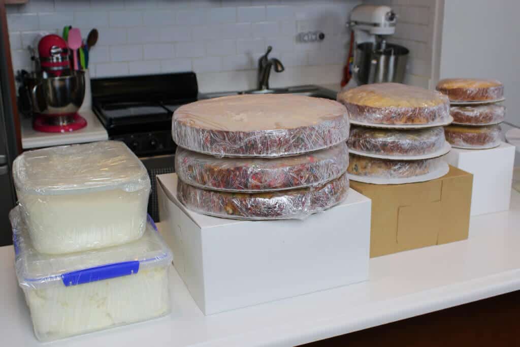 婚礼蛋糕层和糖霜的照片，为旅行准备和包装