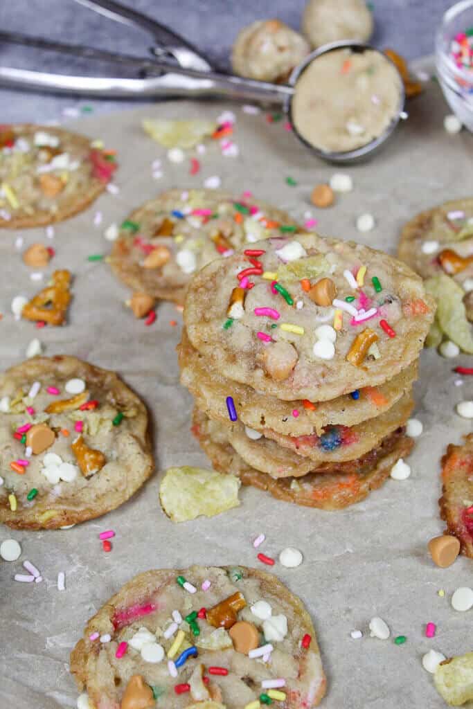 烤过的厨房水槽饼干，堆叠在一起的形象