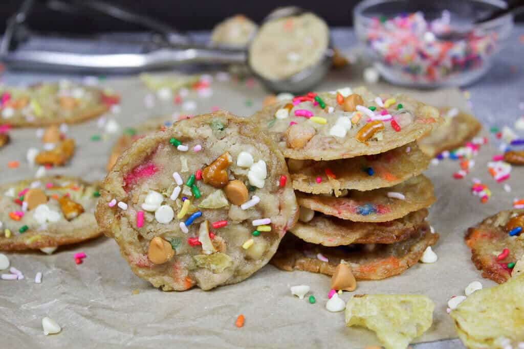 一堆厨房水槽饼干，上面点缀着彩虹糖屑