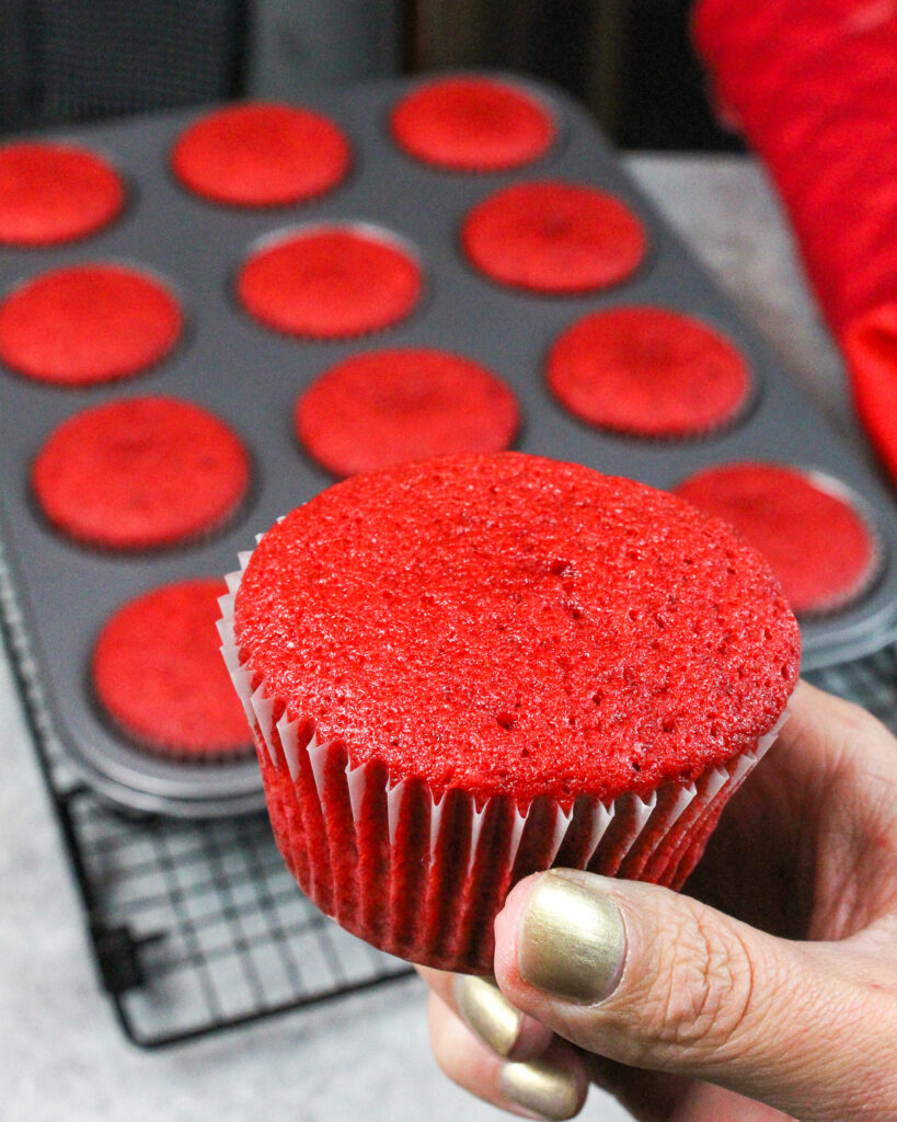 鲜红色的红色天鹅绒蛋糕的图像