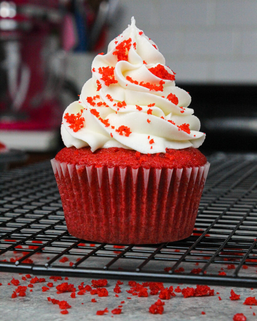 美丽的红色天鹅绒蛋糕的图像，用红色天鹅绒碎屑装饰