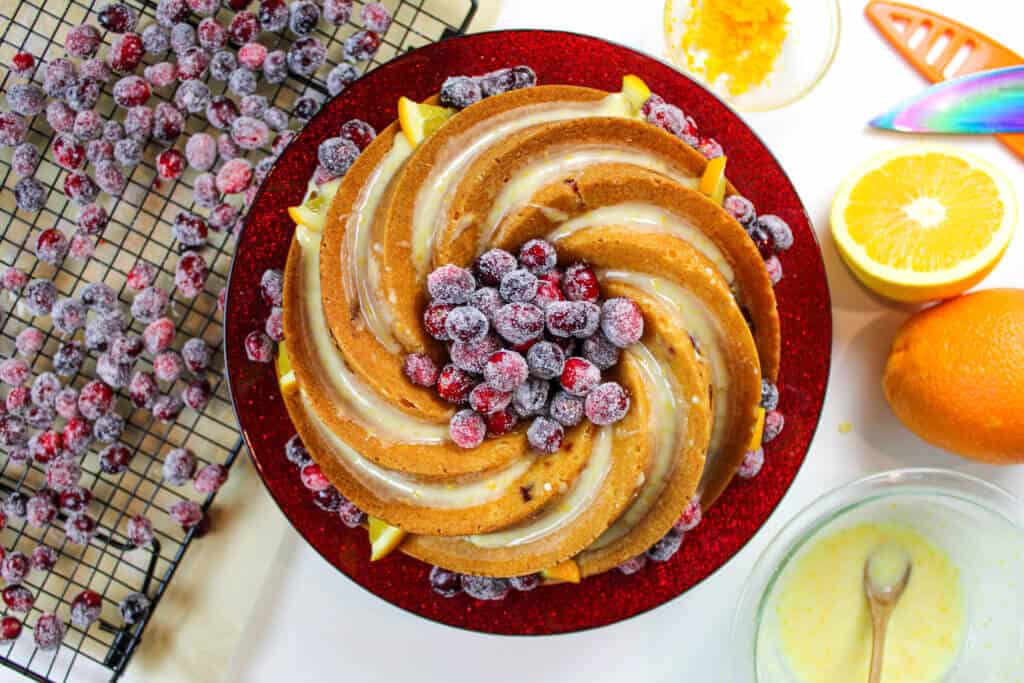 节日的蔓越莓和橙色的蛋糕