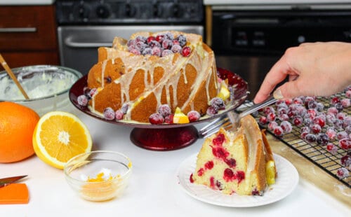 切片的橙色bundt蛋糕图像