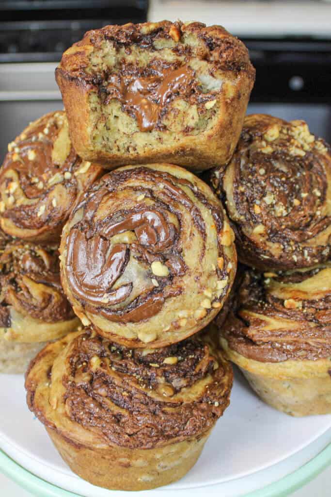 堆叠的Nutella香蕉坚果松饼图像