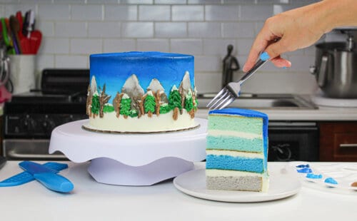 冬季仙境蛋糕的图像和漂亮的蓝蛋糕层