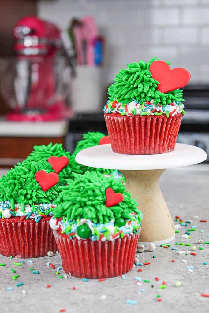 格林奇纸杯蛋糕的心形图案是原来的三倍大