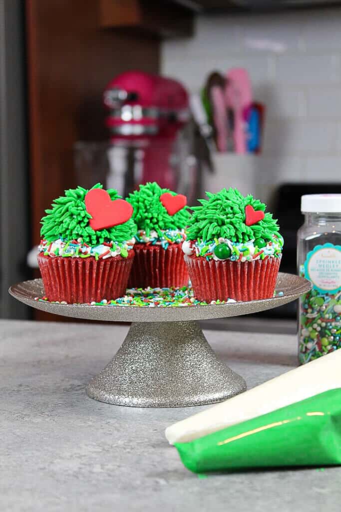 格林奇杯形蛋糕上滚边的绿色奶油皮草