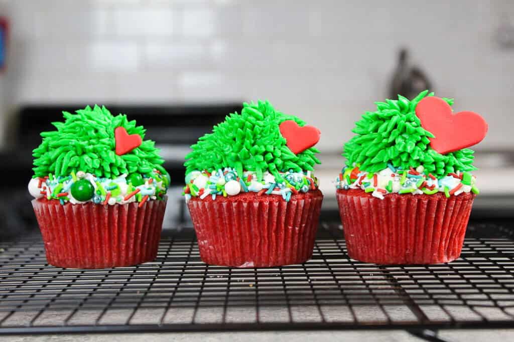 格林奇纸杯蛋糕的图片，它的心形是原来的三倍大