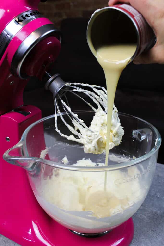 在加糖的炼乳糖霜中加入加糖的炼乳图像