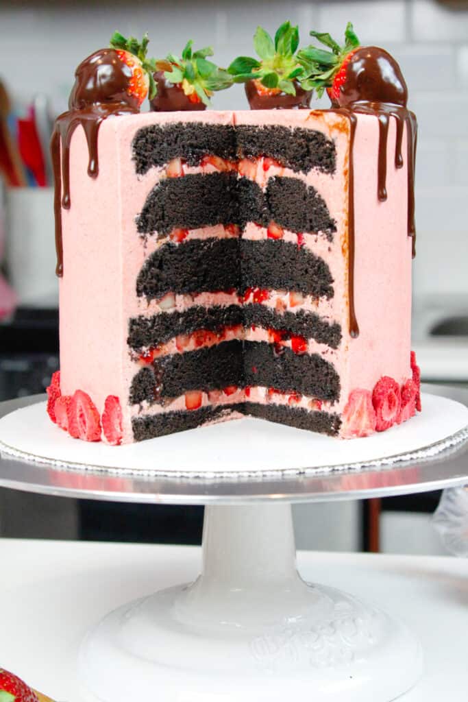 巧克力蛋糕的图象用草莓奶油和新鲜的草莓填装