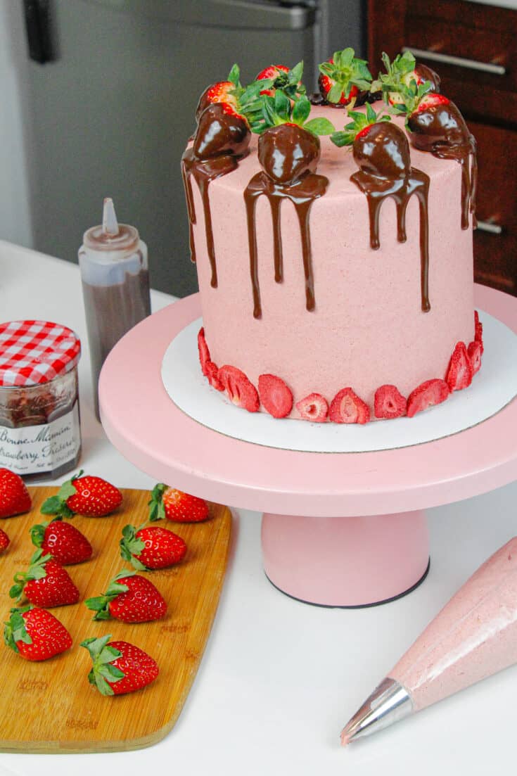 黑巧克力草莓蛋糕的图象