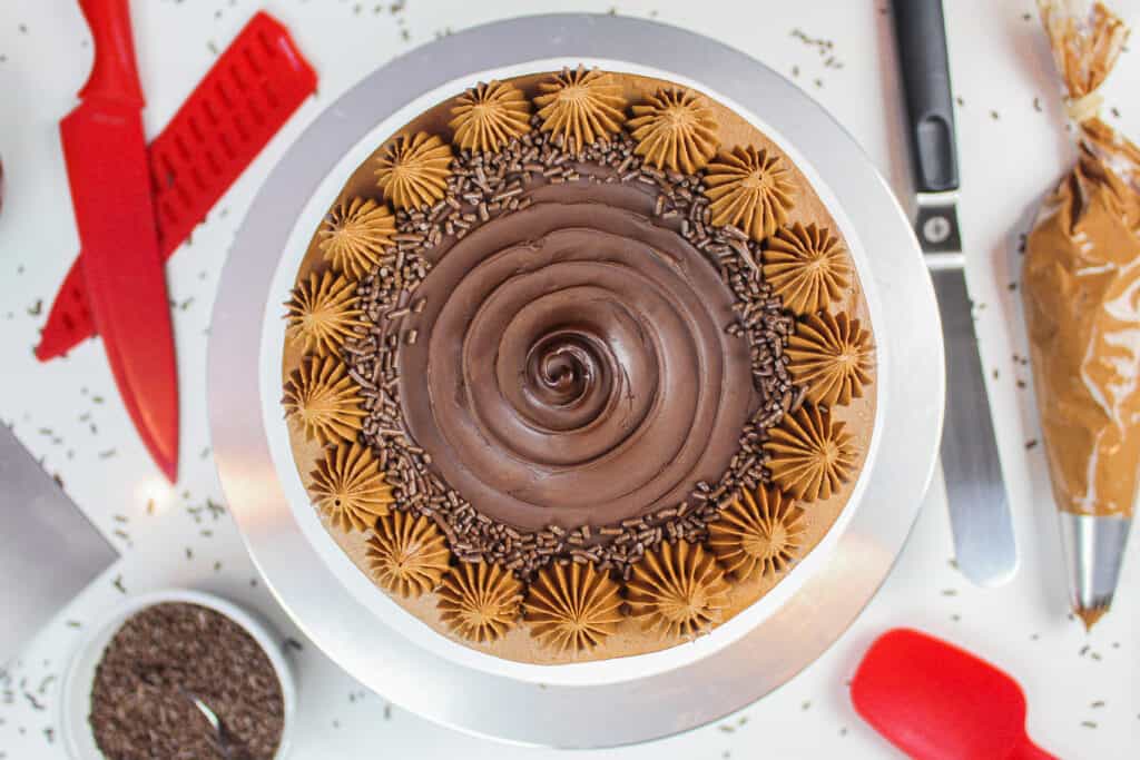 从顶上的面筋自由巧克力蛋糕的图象，装饰用巧克力漩涡和乳酪玩机