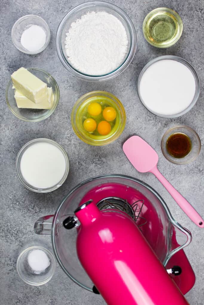 制作黄色蛋糕的配料图