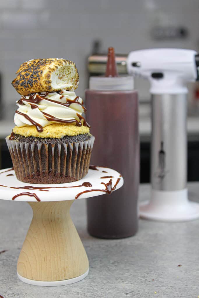 小蛋糕架上的斯莫瑞斯纸杯蛋糕，上面放着刚烤好的棉花糖