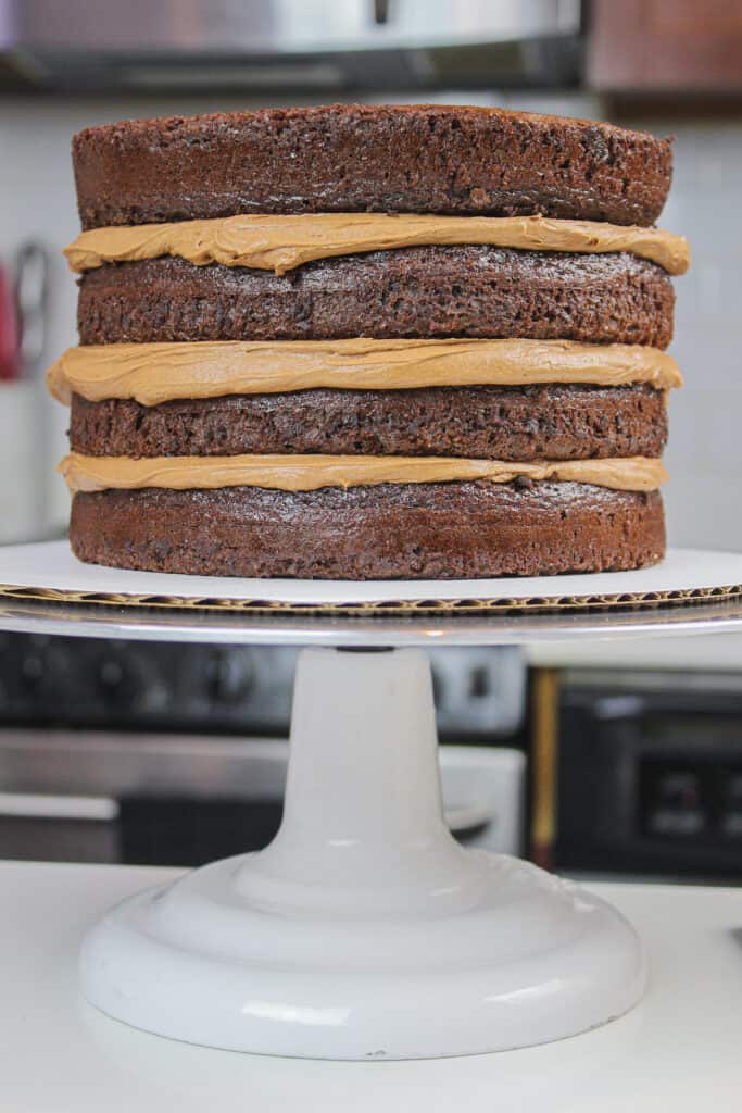 无面筋的巧克力蛋糕层数的图象用黑巧克力乳酪堆积