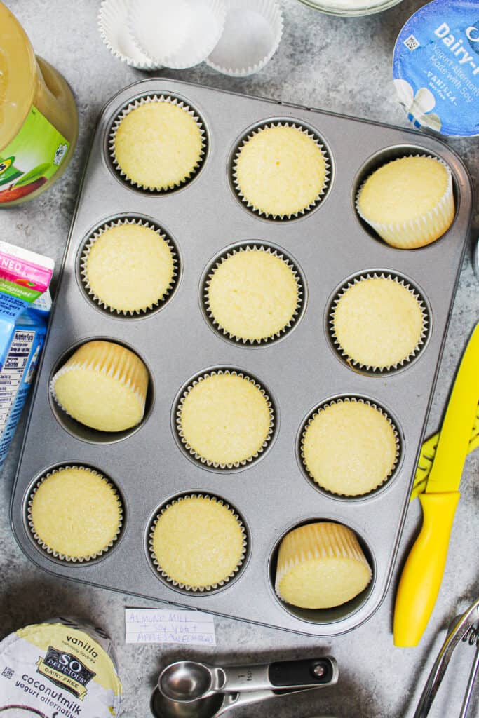 无乳无蛋纸杯蛋糕在纸杯蛋糕锅中烘焙的图像必威西汉姆官网