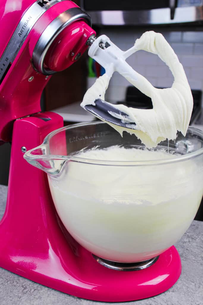 图片中的白巧克力奶油糖霜是在一个带有桨的厨房辅助设备中制作的