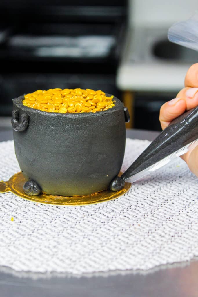 一罐金纸杯蛋糕被一个小烟斗包磨砂的图像