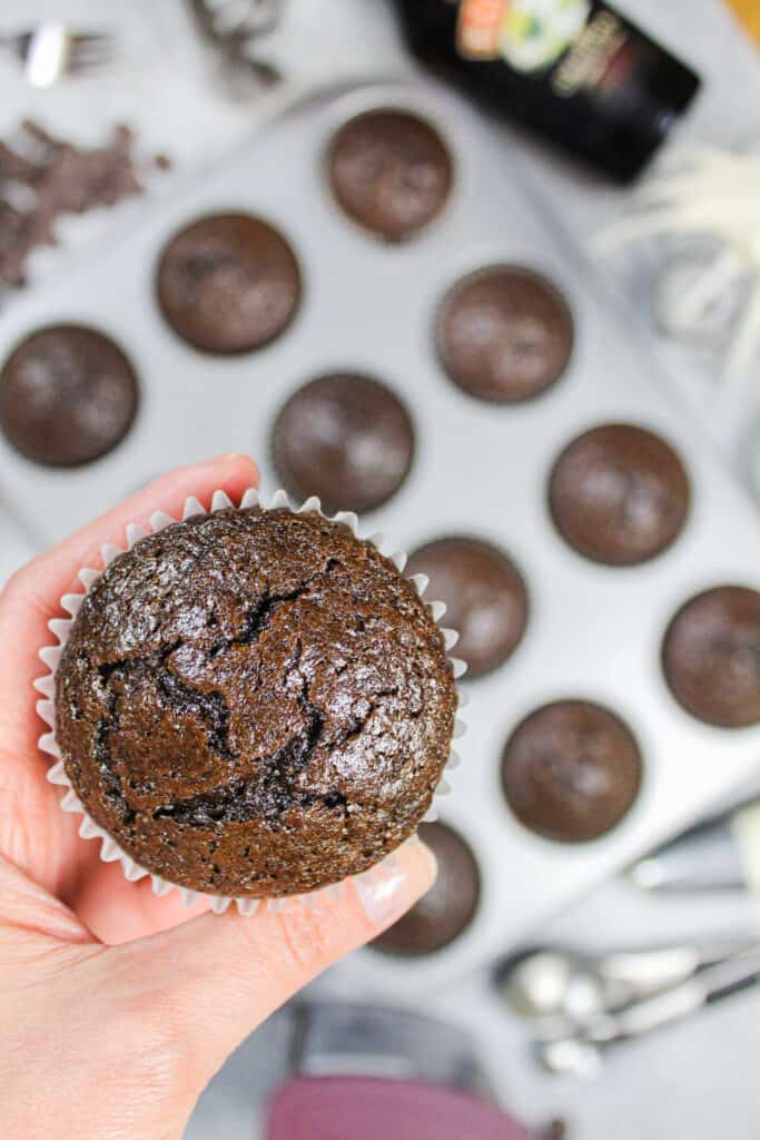 Baileys纸杯蛋糕的图像烘烤但尚未磨砂