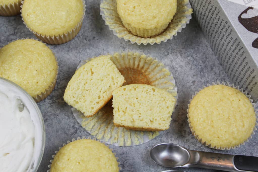 无麸质牛奶免费纸杯蛋糕的图片