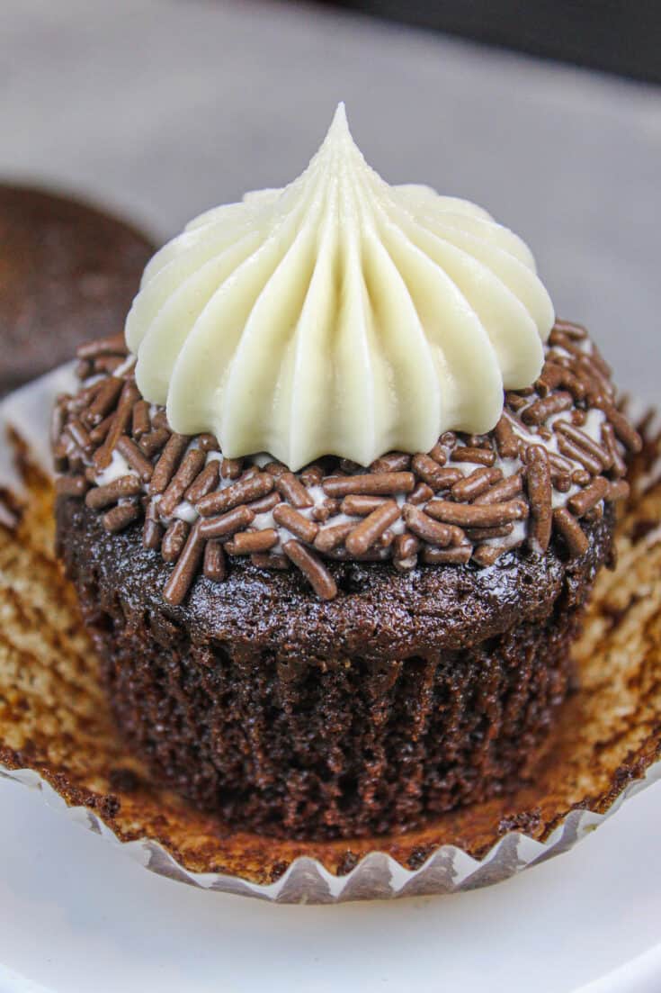 Baileys纸杯蛋糕的照片，未包装以显示其潮湿