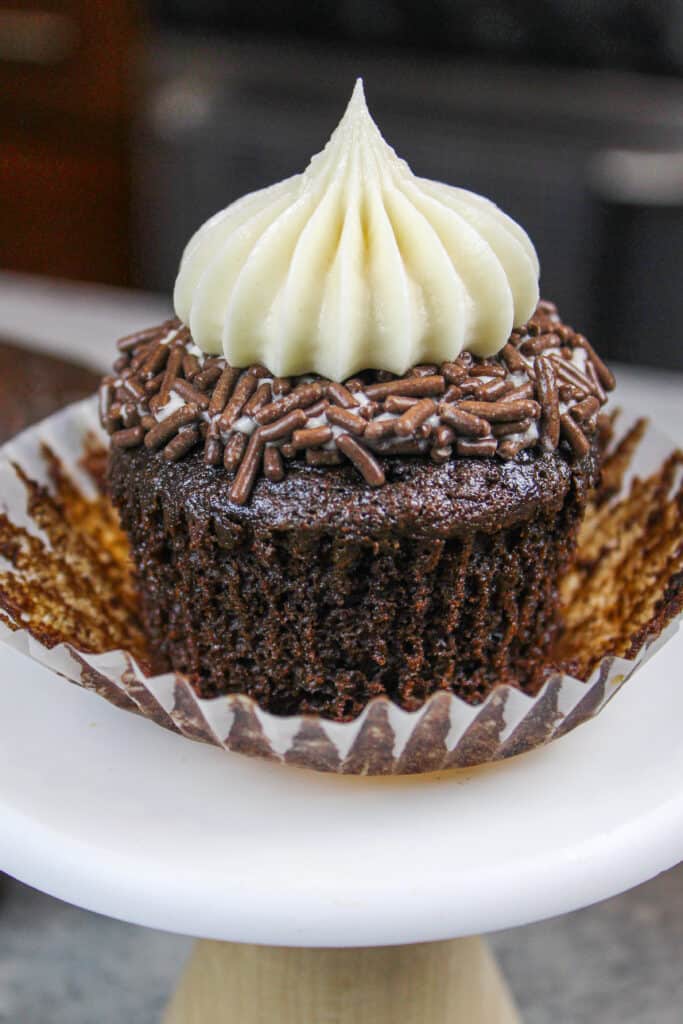 Baileys纸杯蛋糕的照片，未包装以显示其潮湿