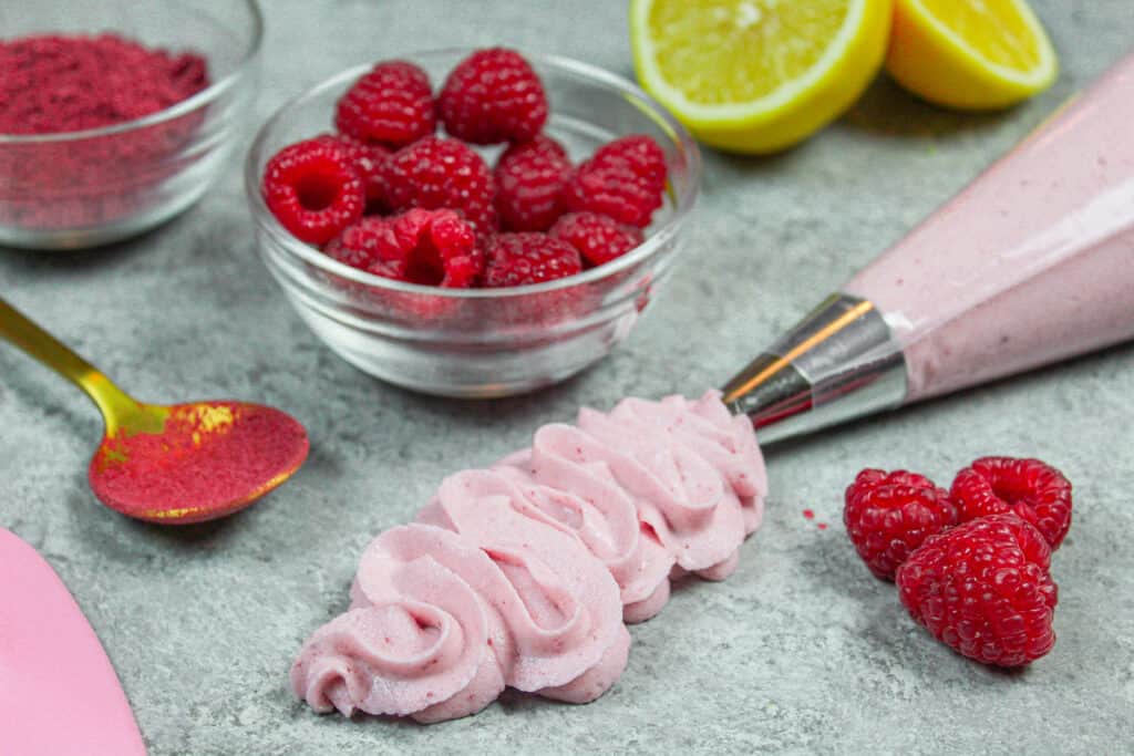 形象的树莓奶油乳酪管道使用威尔顿1 m提示显示是多么容易管