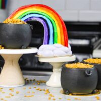 用彩虹制成的金蛋糕的图像。帕特里克节