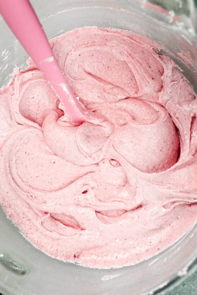 搅拌后，覆盆子奶油的图像，使其超光滑