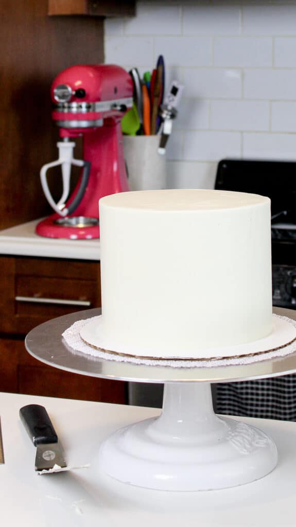 蛋糕上撒着蓬松的人造瑞士蛋白奶油