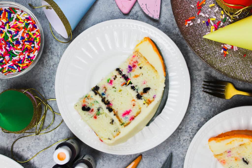 一片切片的图象ffetti oreo蛋糕与焦糖酥皮泥结霜