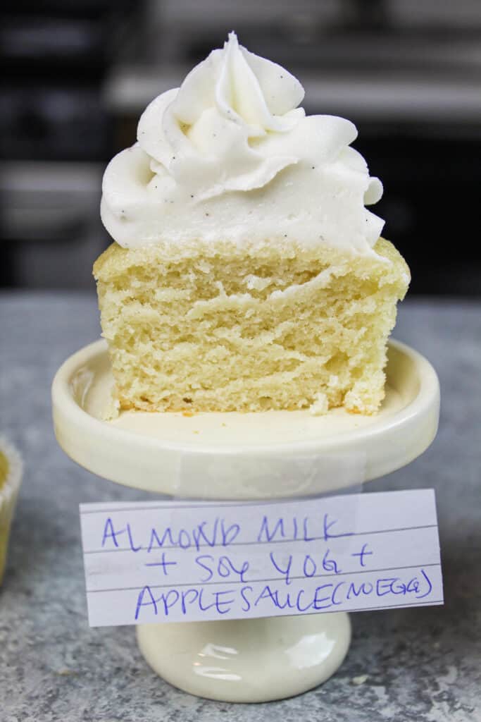 奶制品和鸡蛋免费蛋糕的形象与苹果酱和杏仁牛奶制成