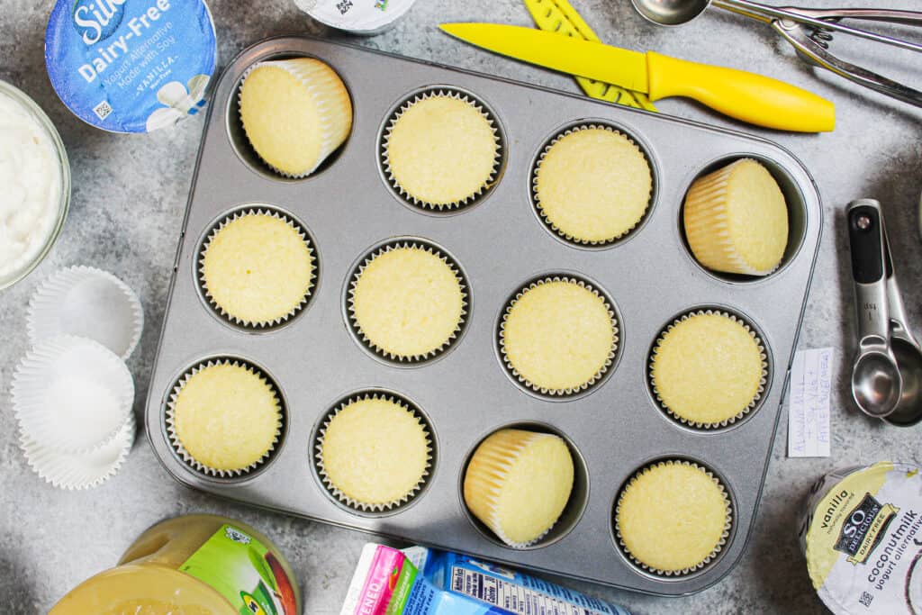 在纸杯蛋糕锅中烘烤的无乳和无鸡蛋纸杯蛋糕的图像必威西汉姆官网