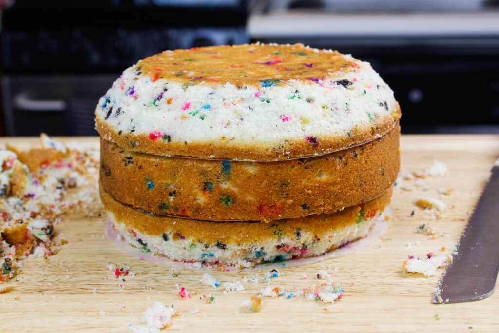 修剪蛋糕层的形象，使猫蛋糕