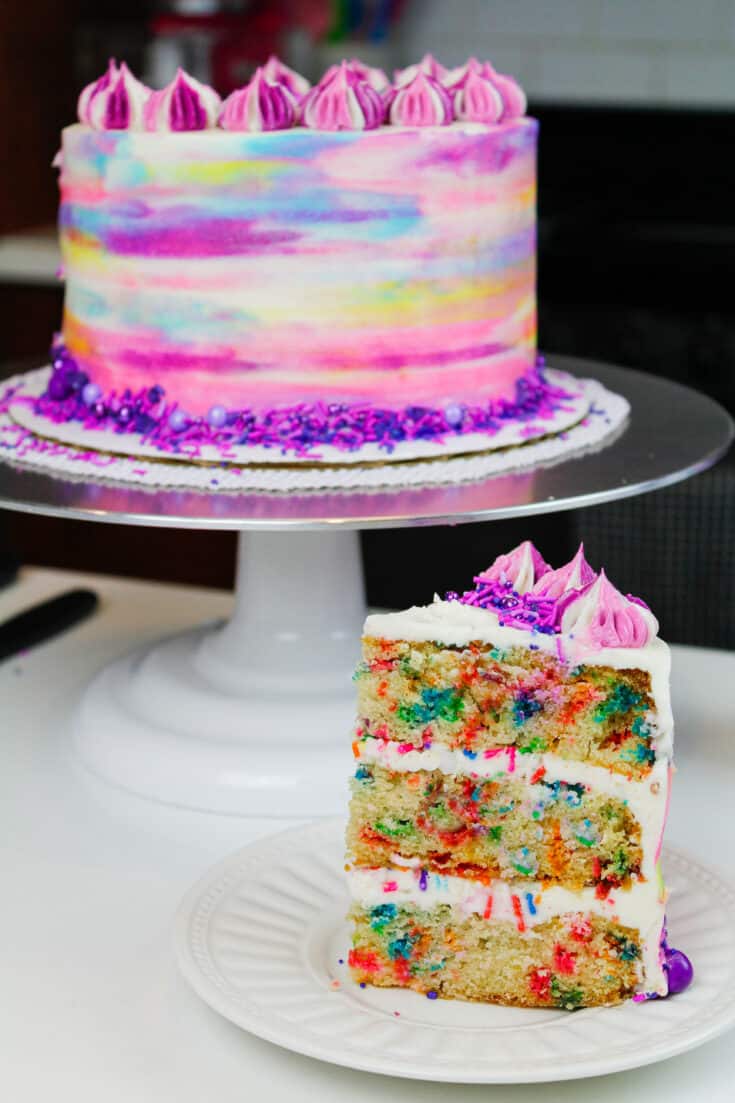 素食主义者Funfetti蛋糕切片的图象